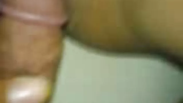 甜蜜的業餘黑髮由兩個角質帥哥猛烈抨擊