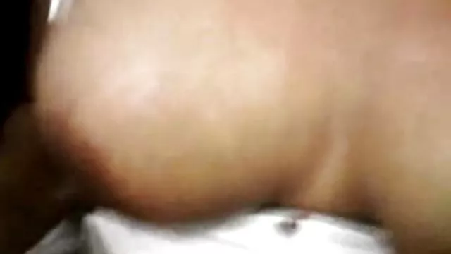 在吮吸黑公雞時與她的丈夫通電話