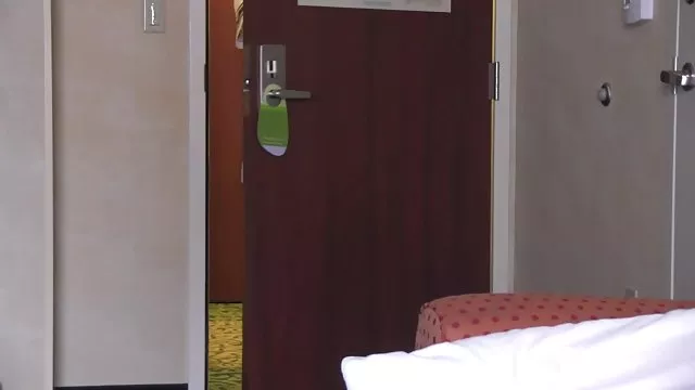 可愛的印度女孩被一位老人強烈性交