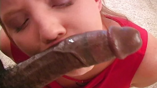 大膽的18歲與她毛茸茸的貓玩得很開心