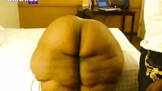 有經驗的金發女郎抓住一隻巨大的陰莖