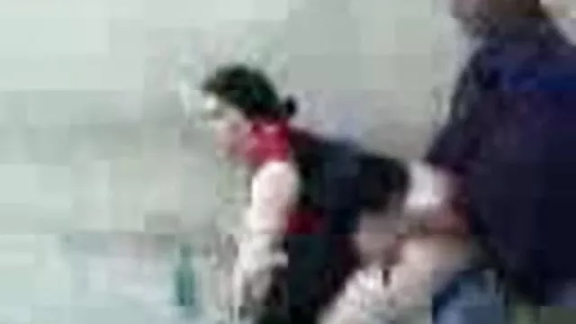 成熟的金發女郎與丈夫發生性關係