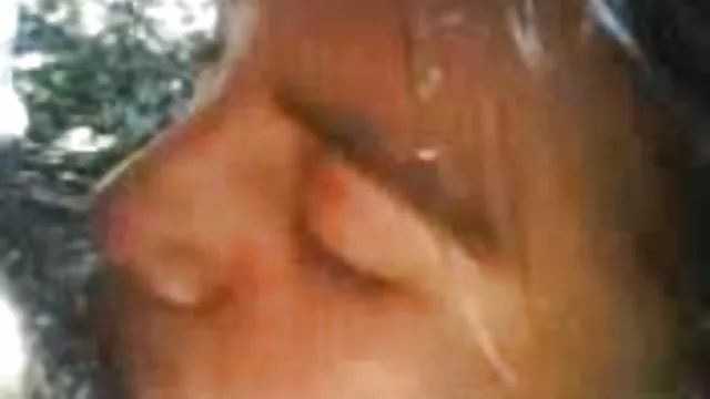 你的夢想的金發女郎與一個巨大的公雞做災難