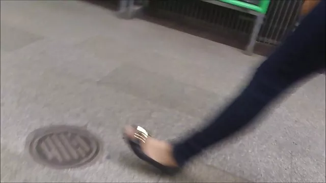角質金發女郎得到一個巨大的彩色雞巴