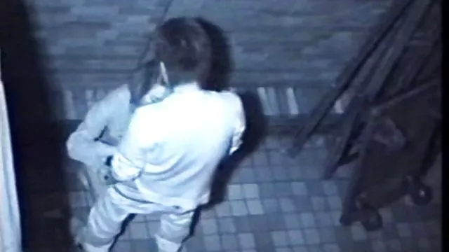 一個金發女郎和一個黑髮鎖在一起為這個男人