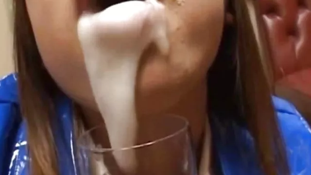 一個非常角質的婊子令人印象深刻的陰道嘴唇