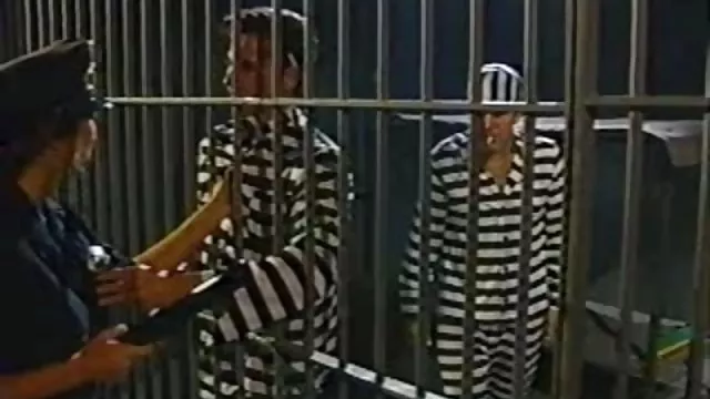 妻子同時亂搞她的丈夫和她最好的朋友