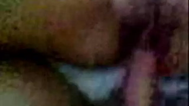 業餘的青少年女孩自慰她毛茸茸的貓