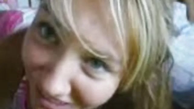 Alaina Dawson，一個可愛的青少年玩得很開心