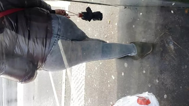 豐滿的金發女郎在家裡享受著巨大的黑色