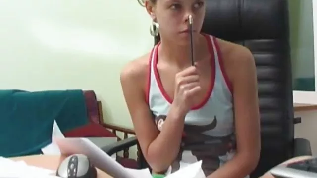 Veruca James被黑色公雞包圍