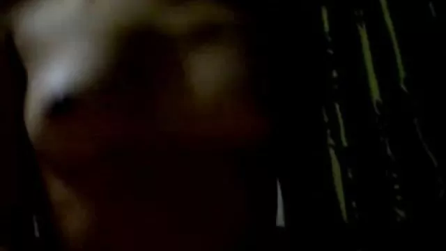 梗塞金發女郎吮吸一隻未知的公雞
