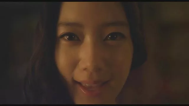 兩個角質青少年和朋友玩得開心