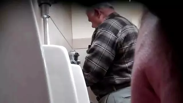 金發碧眼的四隻眼睛和她對熱射精的癮