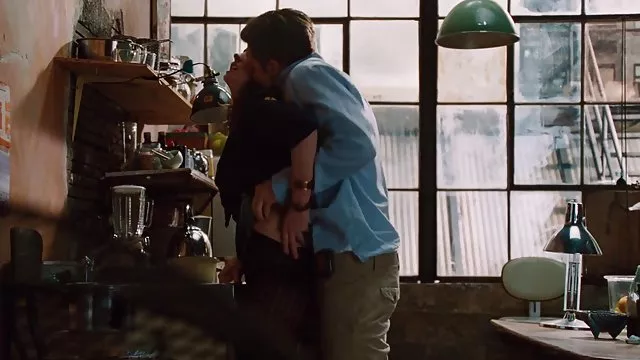 Mandi Dee和她豐富的乳房在行動