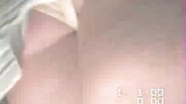 飢餓的成熟高興地吃著一隻公雞