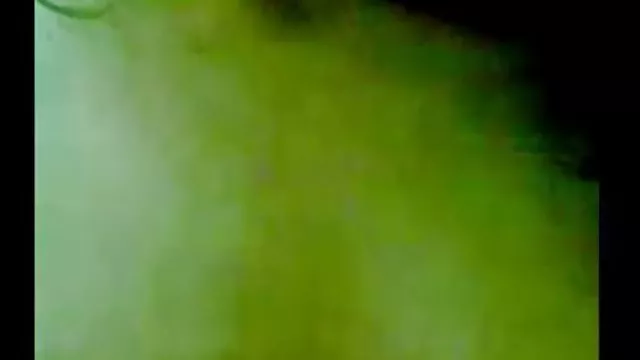 旺盛的小胖和她的大山雀充滿液體