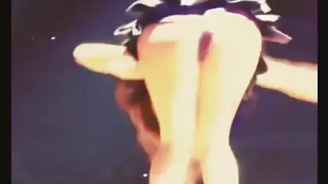 驚人的豐滿和她令人興奮的他媽的方式