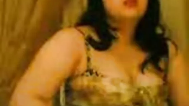 一對黑色的公雞為一個nymphomaniac妻子
