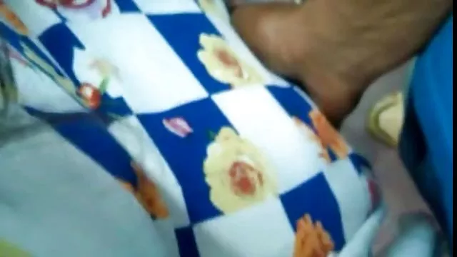 一個成熟女人的異族性交給了快樂