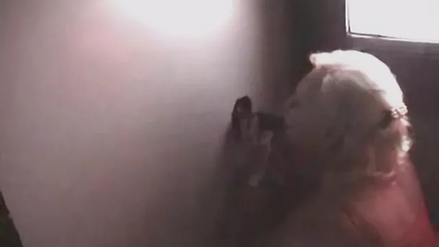 瑪莎拉蒂和伊娃，兩位俏皮的護士