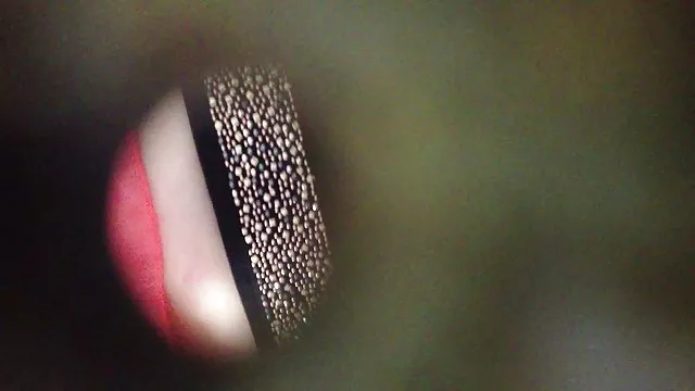 甜瘦的女孩被一個巨大的公雞手指