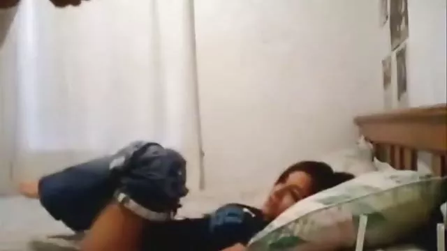 年輕的女孩在她的房子的浴室裡自慰