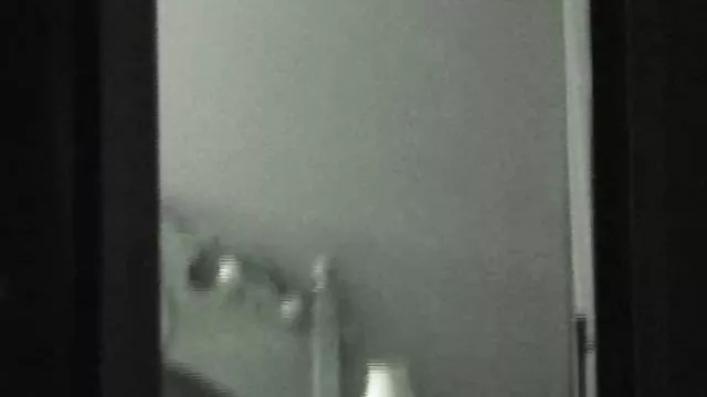 飢餓的黑髮吮吸在公共場合